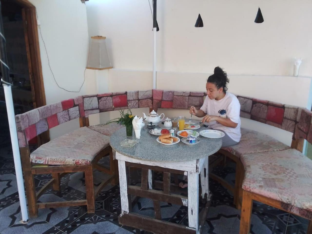 One Love Guesthouse & Restaurant Луксор Экстерьер фото