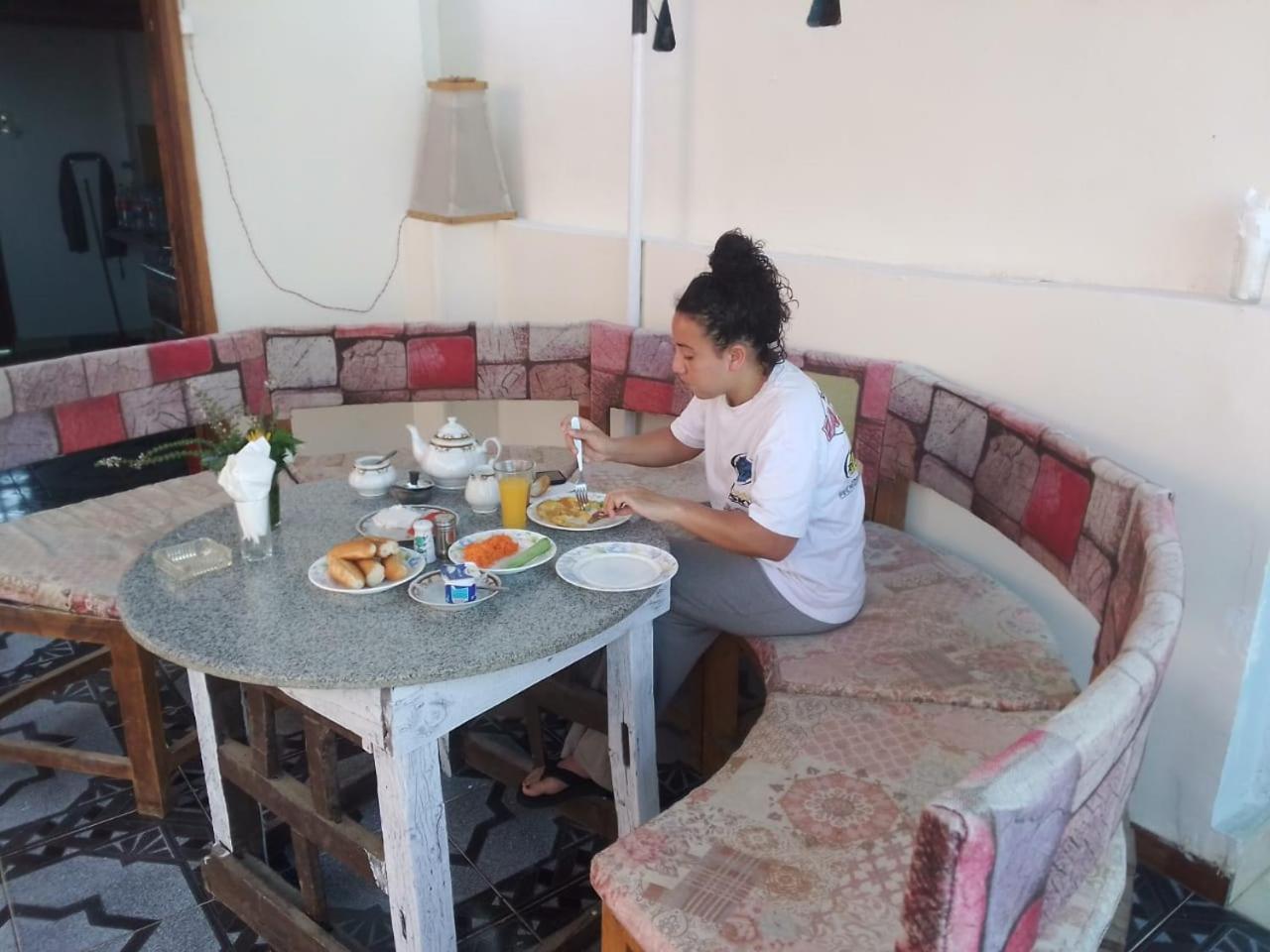 One Love Guesthouse & Restaurant Луксор Экстерьер фото